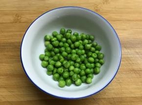 青豆洗净。