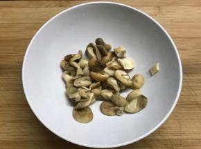 把泡发好的草菇挤干水份。