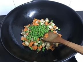 再把青豆和胡萝卜一起放入。