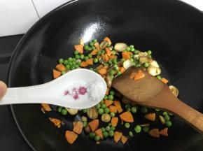 炒匀后加适量盐调味。