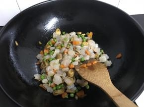 最后把虾仁一起放入炒匀，等虾仁变色后即可出锅。