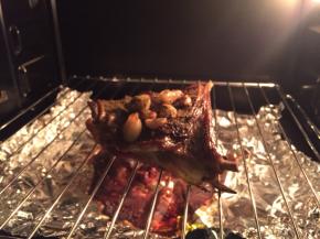 烤好的羊排取出，将锡纸去除刷上一层橄榄油，撒上孜然粉再200度烤制5-10分钟，让羊排表面酥脆