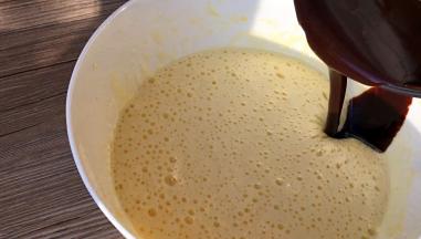 巧克力糊从边缘处加入蛋液中，并切拌均匀