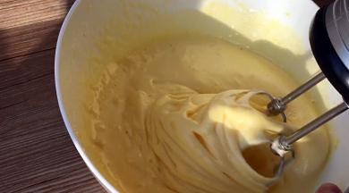 蛋液打发至发白即可