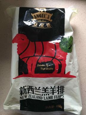 中粮新西兰羊排从冷藏柜拿出放入保鲜层解冻24小时，洗净沥干水分