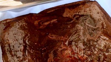 震动几下，烤箱提前预热至180度，中层烤20分钟