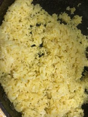 慢慢翻炒，使咖喱融化，每一粒米饭都裹上咖喱，放适量盐调味