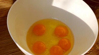 全蛋与蛋黄加入容器中，加入柠檬汁