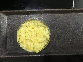 填入咖喱炒饭，用勺子压实