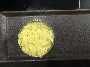 填入咖喱炒饭，用勺子压实