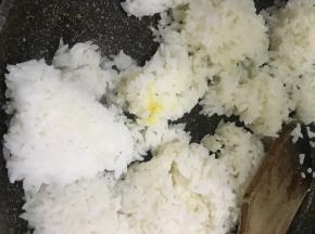 倒入米饭