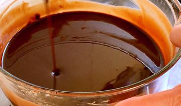 搅拌至黄油与黑巧克力全部融合