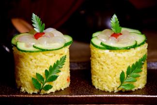 先在饭团上摆上一圈黄瓜片，再放上桂圆肉，点一滴番茄酱做点缀，漂亮的咖喱饭团就做好了