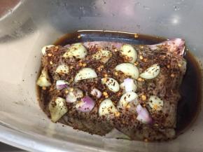 羊排洗净沥干水分，放入一个干净保鲜盒中，倒入生抽、老抽、盐、白酒、洋葱、大蒜，喜欢吃辣的可以撒入辣椒粉，冷藏2小时以上，最好腌制过夜最好