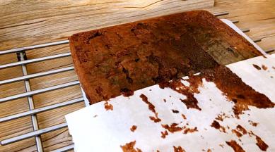 出炉趁热去掉油纸，晾凉后切块