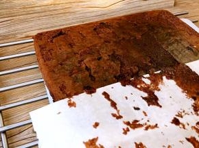 出炉趁热去掉油纸，晾凉后切块