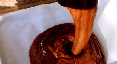 从高处倒入铺了油纸的烤盘中