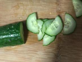 取黄瓜一根，对半切开，再切成薄片