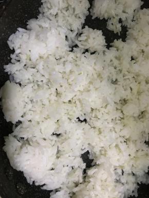 把米饭炒散，倒入咖喱碎块