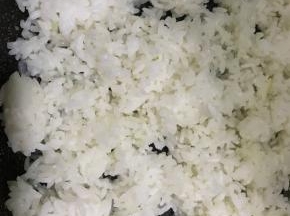 把米饭炒散，倒入咖喱碎块