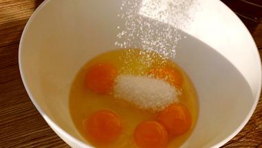 细砂糖分三次加入蛋液中，并每次都搅打至溶化