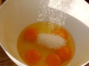 细砂糖分三次加入蛋液中，并每次都搅打至溶化