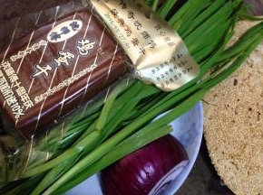 韭菜洗净控水，洋葱去皮
