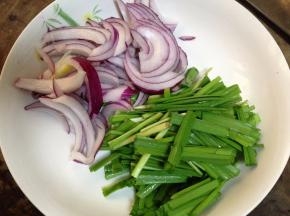 韭菜切寸段，洋葱切丝备用