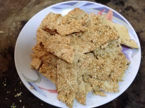 薄脆掰成大块备用