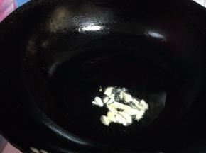 热锅凉油放入蒜碎炒出香味