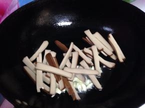 然后倒入鸡蛋干片轻轻翻炒