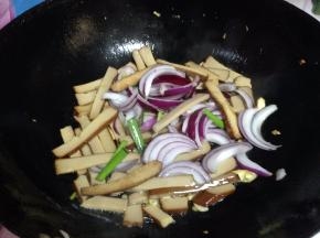 下入洋葱丝