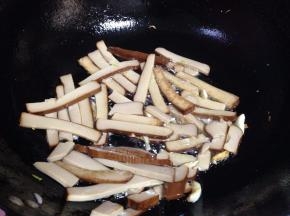 直到蛋干表面出现微黄色