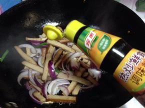 入生抽、盐翻炒均匀