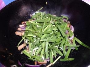 倒入韭菜段迅速翻炒均匀