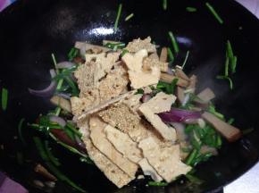 最好倒入薄脆翻匀即可出锅