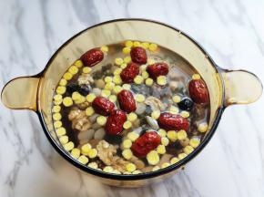 淘干净，放入器具中泡2小时。