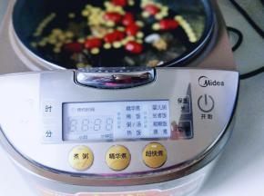 将水和谷物类全部倒入电饭煲内胆中，水位加到了电饭煲的最高位。