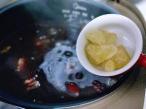 时间到了鸣笛了，加入冰糖，再次按煮粥键，15分钟即可。