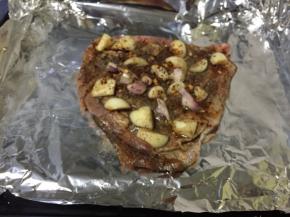 烤盘上铺一张锡纸，将腌制好的羊排将酱汁到淋在羊排上