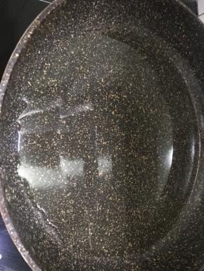 平底锅内放少许油，烧热