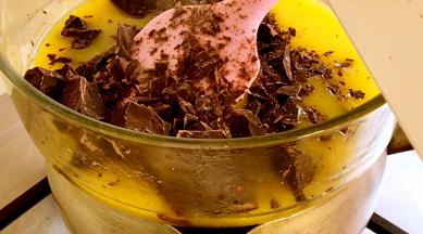 加入黑巧克力碎继续隔水搅拌