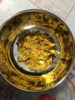 切成碎块，放入小碗备用