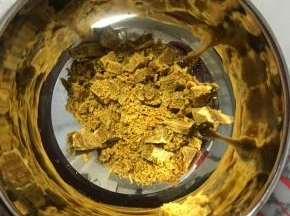 切成碎块，放入小碗备用