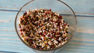 其他杂粮淘洗干净，无需浸泡
因为粥越熬越好喝，所以除去莲子都没有浸泡