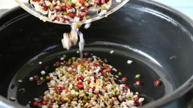 将杂粮倒入砂锅中