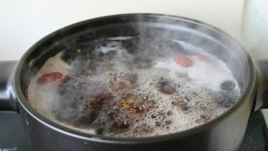 大火煮粥
大火煮20分钟左右 ，期间撇去浮沫