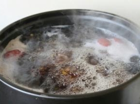 大火煮粥
大火煮20分钟左右 ，期间撇去浮沫