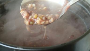 小火熬至汤稠米烂即可