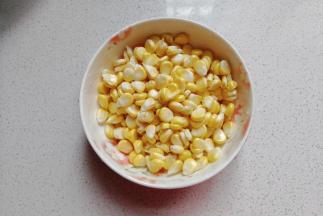 掰成玉米粒备用；